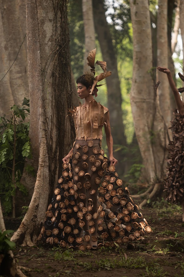 NTK Minh Hạnh làm thời trang làm từ hoa khô, lá rừng để kêu gọi bảo vệ môi trường  - Ảnh 13.