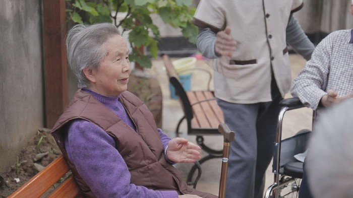 Cụ bà 75 tuổi chuyển vào viện dưỡng lão mới biết: Người có tiền chưa chắc sống hạnh phúc bằng người bình thường - Ảnh 1.