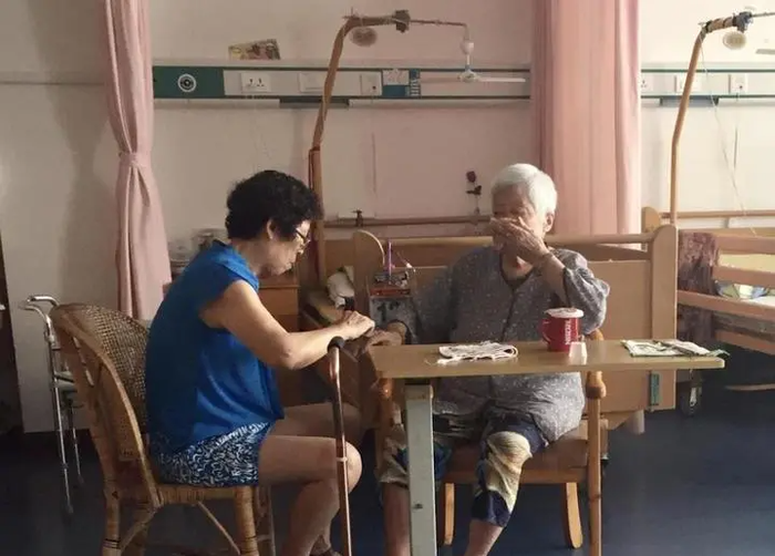 Cụ bà 75 tuổi chuyển vào viện dưỡng lão mới biết: Người có tiền chưa chắc sống hạnh phúc bằng người bình thường - Ảnh 3.