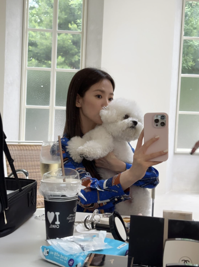 Song Hye Kyo khoe khoảnh khắc nhí nhảnh bên cún cưng - Ảnh 2.