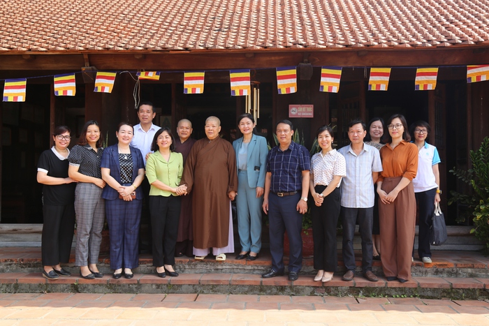 Hội LHPN Việt Nam chúc mừng Đại lễ Phật đản tại chùa Dâu - Ảnh 2.