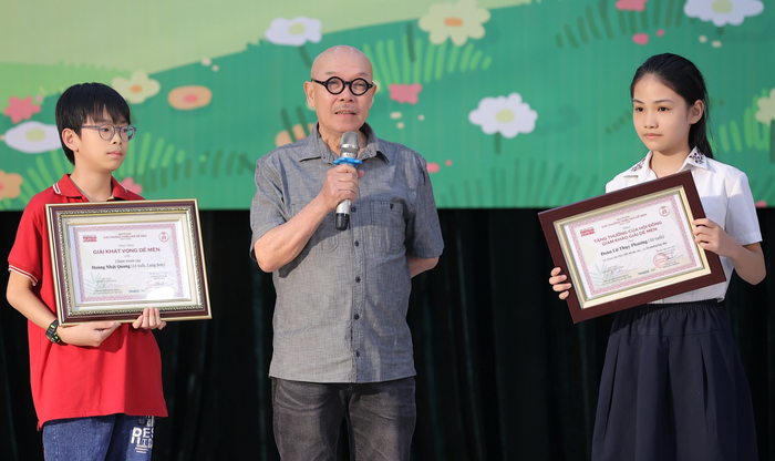 Họa sĩ Thành Chương cùng 2 tác giải nhí được trao giải thưởng, tặng thưởng Dế Mèn 2023 Hoàng Nhật Quang (11 tuổi) và Đoàn Lữ Thụy Phương (10 tuổi)