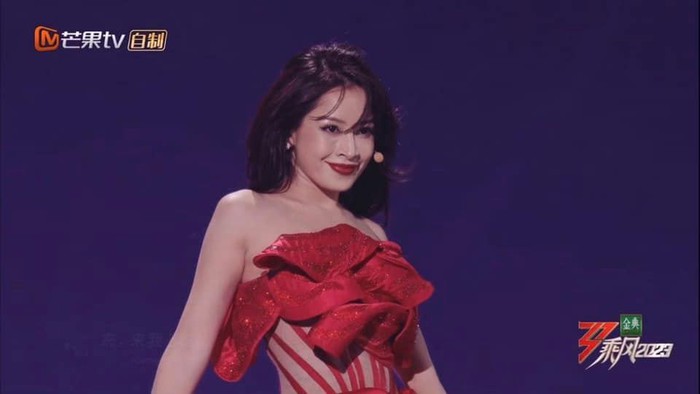 Netizen Việt - Trung tranh cãi về makeup của Chi Pu tại Đạp Gió 2023 - Ảnh 1. Netizen Việt - Trung tranh cãi về makeup của Chi Pu tại Đạp Gió 2023 - Ảnh 1.