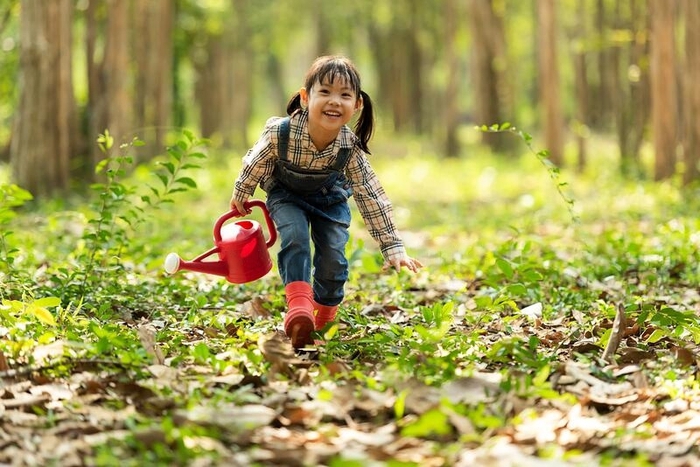 Tiếp xúc với tự nhiên giúp trẻ phát triển vượt bậc, nhưng trẻ em càng ngày càng dành ít thời gian hoạt động ngoài trời, cha mẹ có thể làm gì? - Ảnh 1.