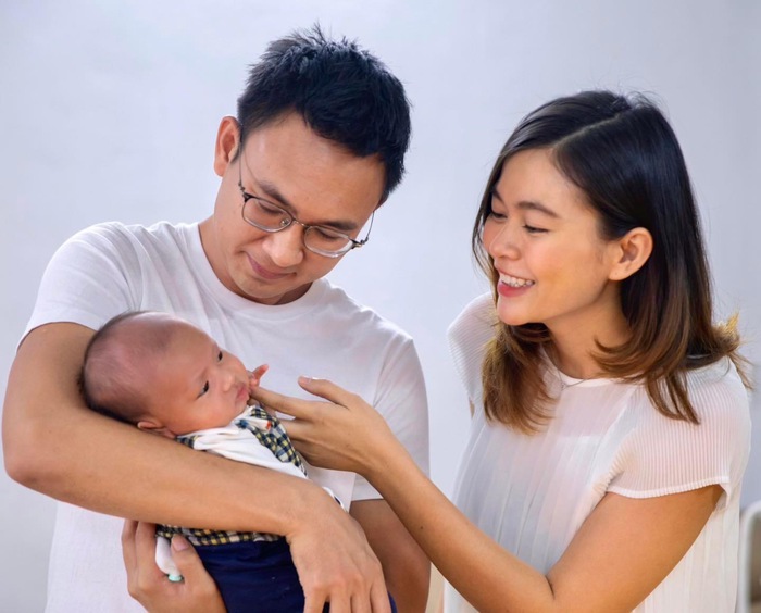 Mâu Thuỷ đăng ảnh bên gia đình nhỏ, con trai &quot;như khuôn đúc&quot; với ông xã - Ảnh 4.