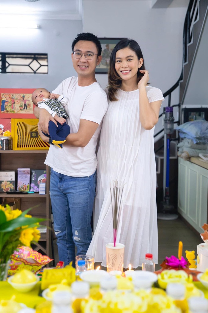 Mâu Thuỷ đăng ảnh bên gia đình nhỏ, con trai &quot;như khuôn đúc&quot; với ông xã - Ảnh 3.