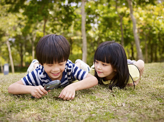 Tiếp xúc với tự nhiên giúp trẻ phát triển vượt bậc, nhưng trẻ em càng ngày càng dành ít thời gian hoạt động ngoài trời, cha mẹ có thể làm gì? - Ảnh 3.