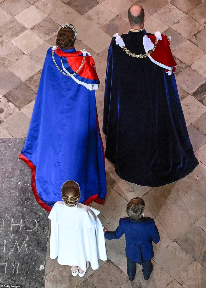 Vương phi Kate rạng rỡ nổi bật trong Lễ đăng quang của Vua Charles, dũng cảm phá lệ Vương thất và tinh tế thể hiện lòng tôn kính với cả mẹ chồng cùng bà nội  - Ảnh 11.