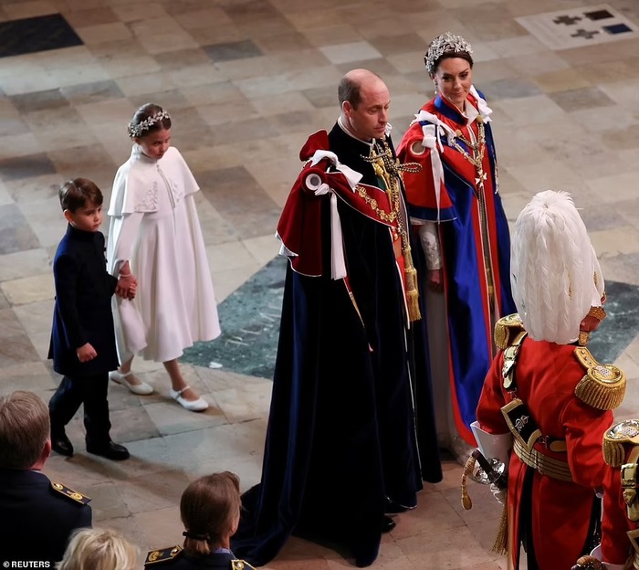 Vương phi Kate rạng rỡ nổi bật trong Lễ đăng quang của Vua Charles, dũng cảm phá lệ Vương thất và tinh tế thể hiện lòng tôn kính với cả mẹ chồng cùng bà nội  - Ảnh 4.