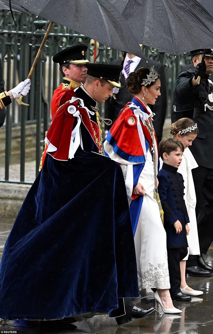 Vương phi Kate rạng rỡ nổi bật trong Lễ đăng quang của Vua Charles, dũng cảm phá lệ Vương thất và tinh tế thể hiện lòng tôn kính với cả mẹ chồng cùng bà nội  - Ảnh 6.