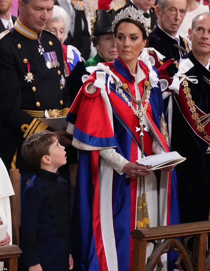 Vương phi Kate rạng rỡ nổi bật trong Lễ đăng quang của Vua Charles, dũng cảm phá lệ Vương thất và tinh tế thể hiện lòng tôn kính với cả mẹ chồng cùng bà nội  - Ảnh 7.