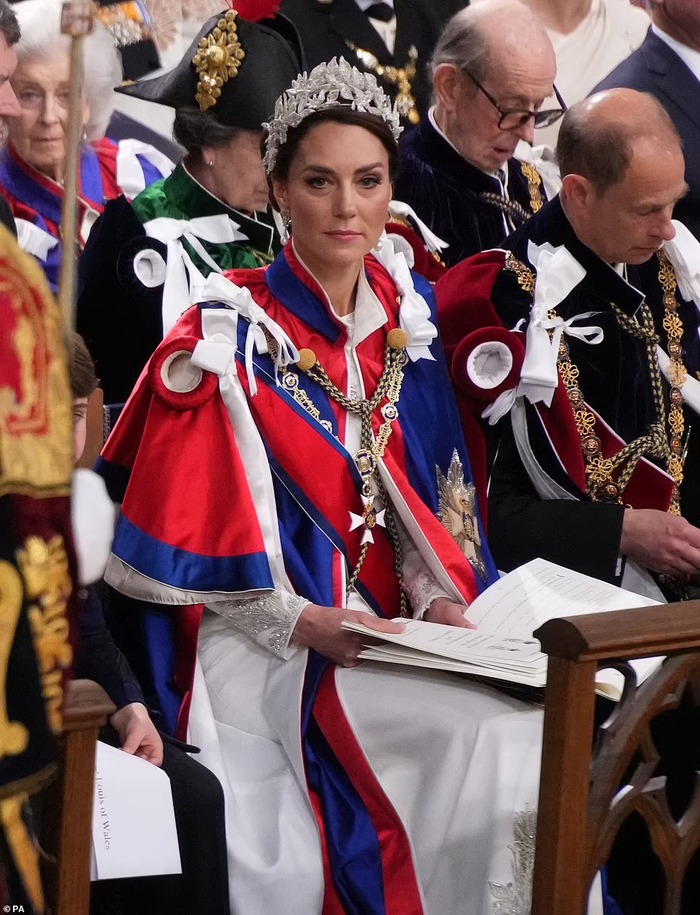 Vương phi Kate rạng rỡ nổi bật trong Lễ đăng quang của Vua Charles, dũng cảm phá lệ Vương thất và tinh tế thể hiện lòng tôn kính với cả mẹ chồng cùng bà nội  - Ảnh 9.
