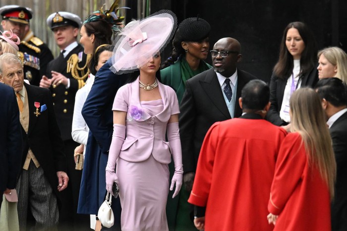 Katy Perry bối rối khi không tìm được chỗ ngồi tại lễ đăng quang của Vua Charles III - Ảnh 1.