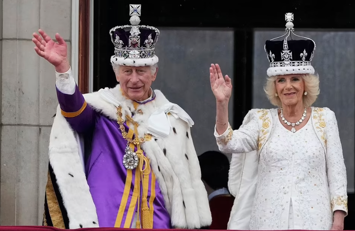 Vua Charles và Vương hậu Camilla cùng những thành viên Vương thất khác vẫy chào 2 triệu người dân ở ban công Cung điện Buckingham, Vương tử Harry bỏ về một mình  - Ảnh 1.