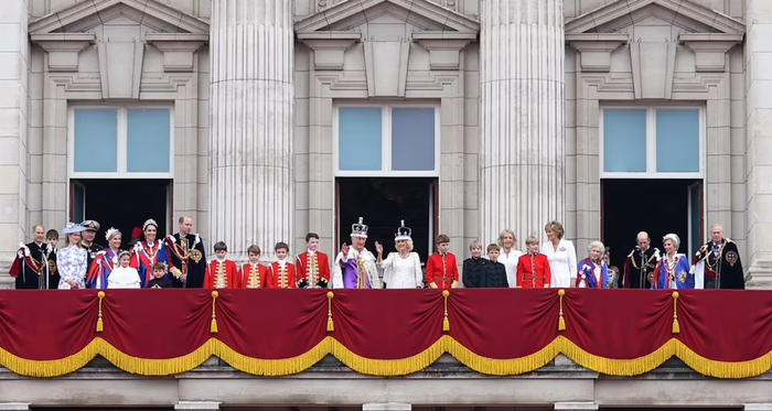 Vua Charles và Vương hậu Camilla cùng những thành viên Vương thất khác vẫy chào 2 triệu người dân ở ban công Cung điện Buckingham, Vương tử Harry bỏ về một mình  - Ảnh 3.