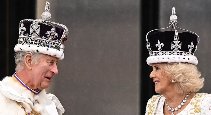 Vua Charles và Vương hậu Camilla cùng những thành viên Vương thất khác vẫy chào 2 triệu người dân ở ban công Cung điện Buckingham, Vương tử Harry bỏ về một mình  - Ảnh 5.