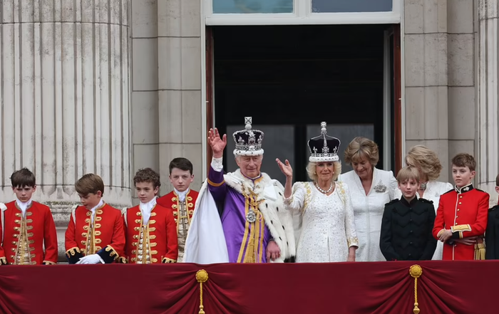 Vua Charles và Vương hậu Camilla cùng những thành viên Vương thất khác vẫy chào 2 triệu người dân ở ban công Cung điện Buckingham, Vương tử Harry bỏ về một mình  - Ảnh 4.