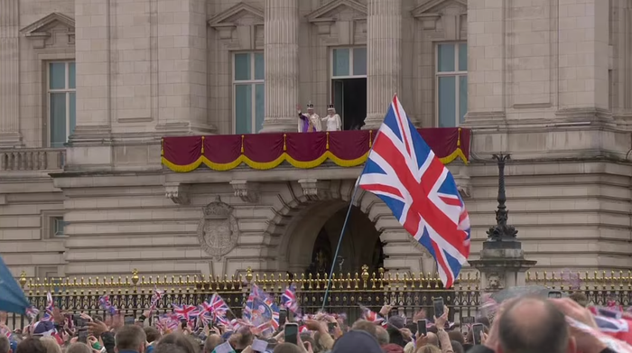 Vua Charles và Vương hậu Camilla cùng những thành viên Vương thất khác vẫy chào 2 triệu người dân ở ban công Cung điện Buckingham, Vương tử Harry bỏ về một mình  - Ảnh 10.