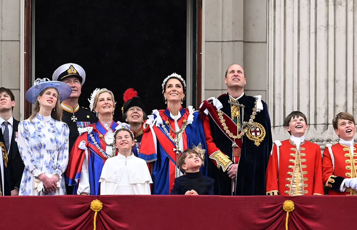 Vua Charles và Vương hậu Camilla cùng những thành viên Vương thất khác vẫy chào 2 triệu người dân ở ban công Cung điện Buckingham, Vương tử Harry bỏ về một mình  - Ảnh 8.