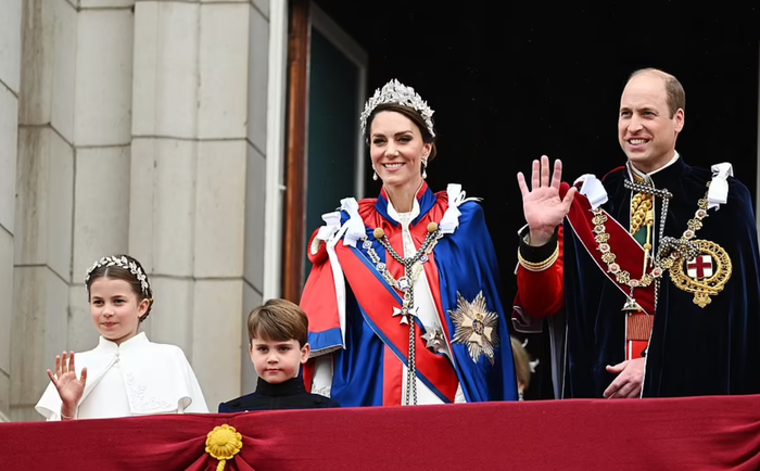 Vua Charles và Vương hậu Camilla cùng những thành viên Vương thất khác vẫy chào 2 triệu người dân ở ban công Cung điện Buckingham, Vương tử Harry bỏ về một mình  - Ảnh 2.