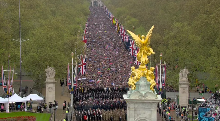 Vua Charles và Vương hậu Camilla cùng những thành viên Vương thất khác vẫy chào 2 triệu người dân ở ban công Cung điện Buckingham, Vương tử Harry bỏ về một mình  - Ảnh 9.