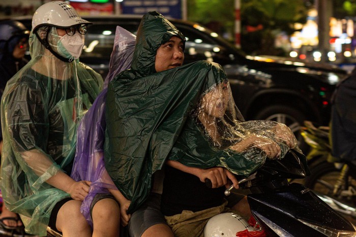 Mưa to giải nhiệt cho Hà Nội tối cuối tuần, nhiều người đón chờ không khí lạnh để thoát cảnh đội nắng đi làm - Ảnh 3.