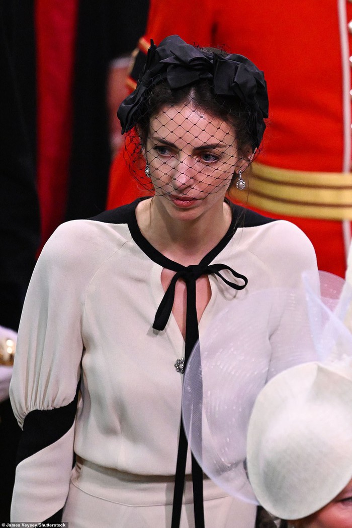 “Tình địch tin đồn&quot; của công nương Kate Middleton mặc gì tới Lễ đăng quang của vua Charles III? - Ảnh 1.