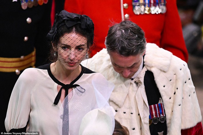 “Tình địch tin đồn&quot; của công nương Kate Middleton mặc gì tới Lễ đăng quang của vua Charles III? - Ảnh 2.