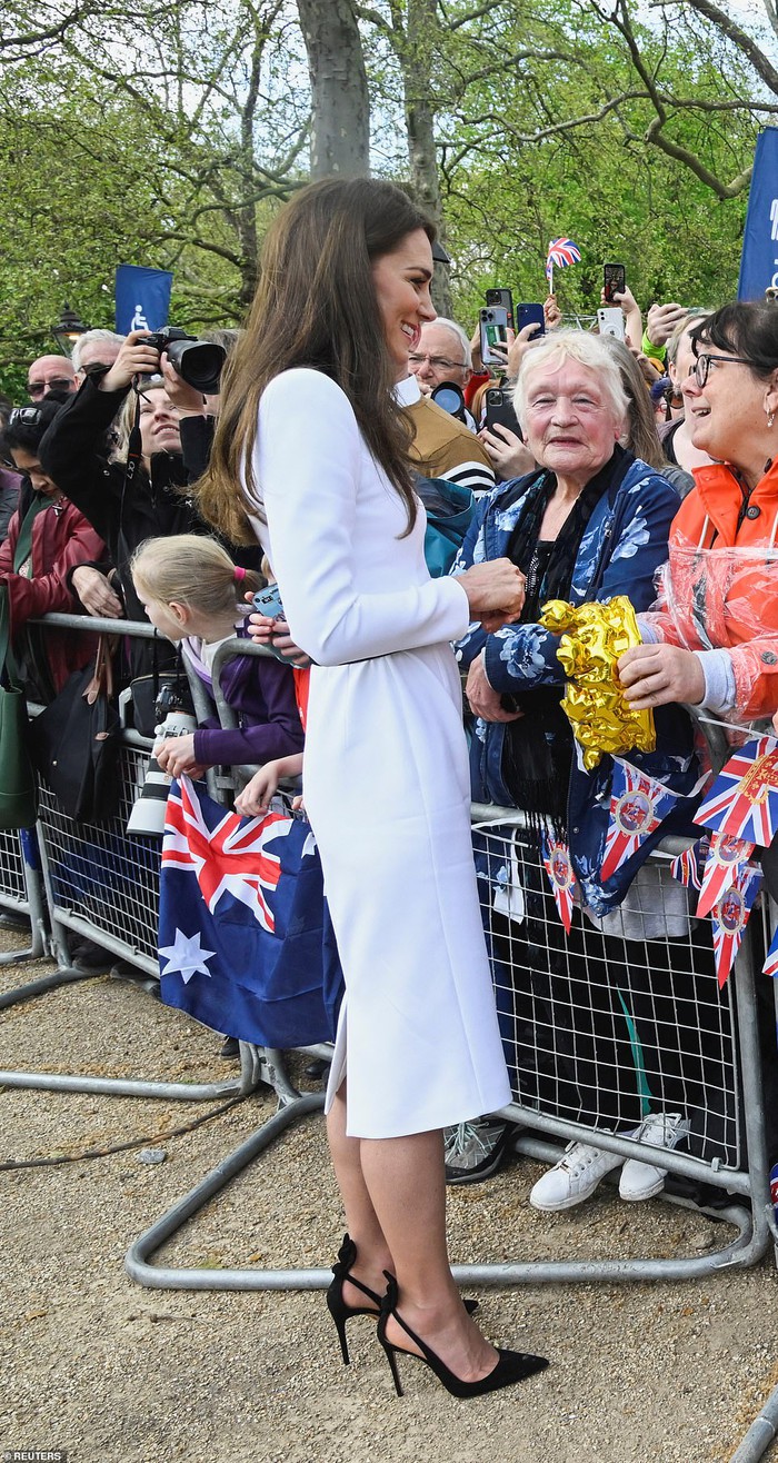 “Tình địch tin đồn&quot; của công nương Kate Middleton mặc gì tới Lễ đăng quang của vua Charles III? - Ảnh 4.