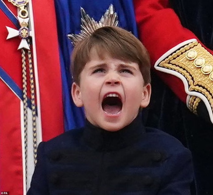 Lọat ảnh ghi lại khoảnh khắc siêu dễ thương của cháu Vua Charles trong lễ đăng quang, đặc biệt Vương tôn Louis lại thu hút mọi ánh nhìn - Ảnh 14.