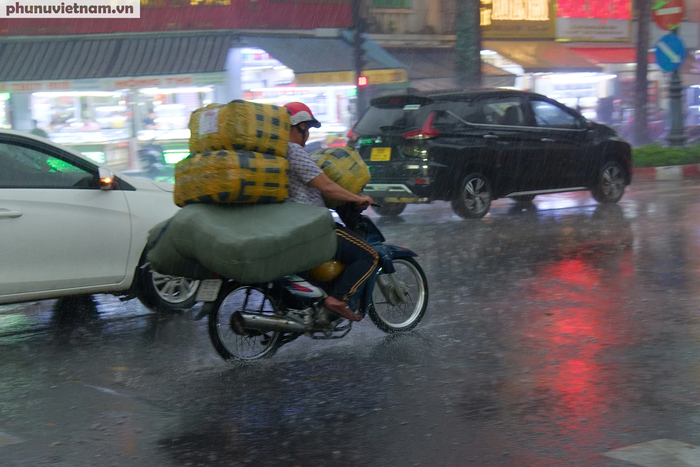 Cơn mưa ngắn giải nhiệt kịp thời cho Sài Gòn - Ảnh 3.