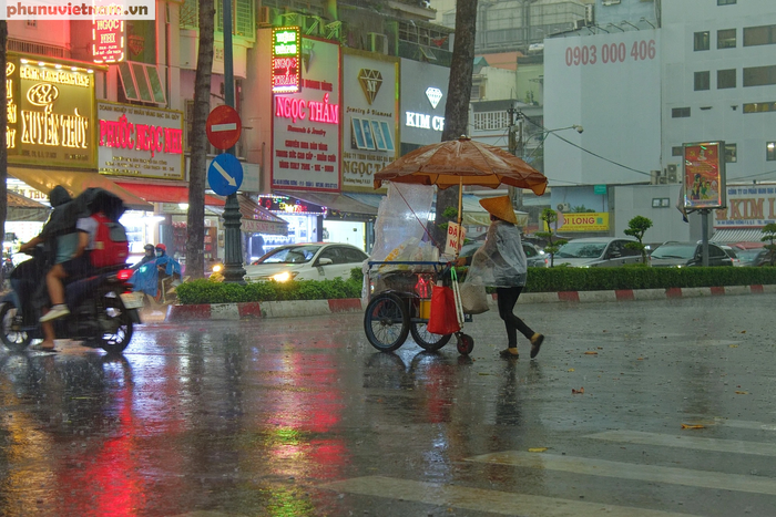 Cơn mưa bắt đầu vào khoảng 16h30, khi đường phố bắt đầu bước vào giờ tan tầm vẫn chưa quá đông đúc