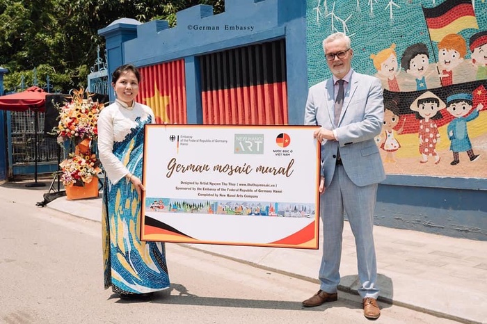 Đại sứ Đức Guido Hidner và họa sĩ Nguyễn Thu Thủy tại lễ khánh thành tranh gốm &quot;Tình hữu nghị Việt - Đức&quot;