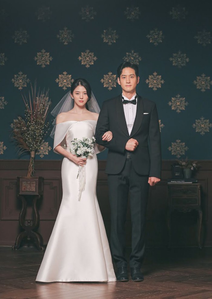 Cùng diện váy cưới: Song Hye Kyo ưa truyền thống, Han So Hee lột xác mới mẻ - Ảnh 5.