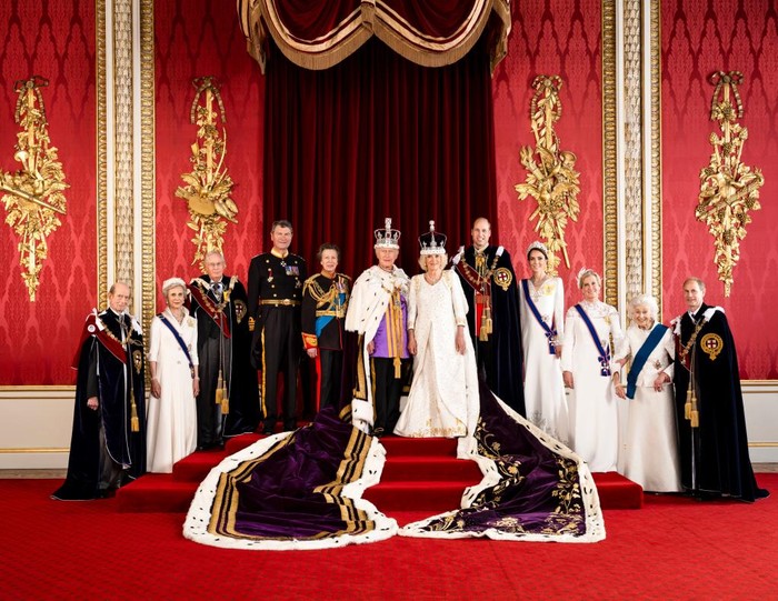 Hoàng gia Anh chính thức công bố bộ ảnh tuyệt đẹp của cả gia đình hậu Lễ đăng quang vua Charles III - Ảnh 4.