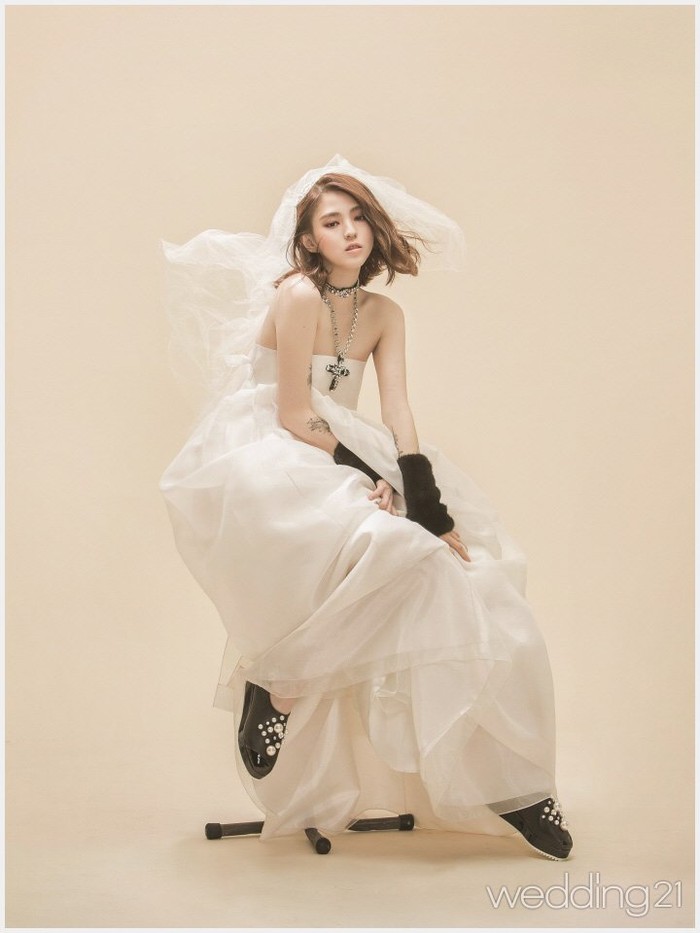 Cùng diện váy cưới: Song Hye Kyo ưa truyền thống, Han So Hee lột xác mới mẻ - Ảnh 6.