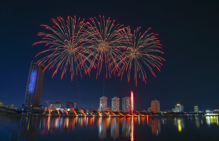 Đội Canada và Pháp kể chuyện tình yêu bằng pháo hoa trên bầu trời Đà Nẵng - Ảnh 13.
