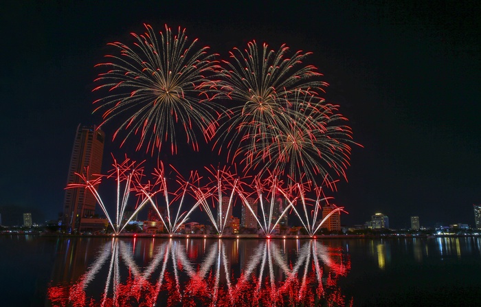 Đội Canada và Pháp kể chuyện tình yêu bằng pháo hoa trên bầu trời Đà Nẵng - Ảnh 12.