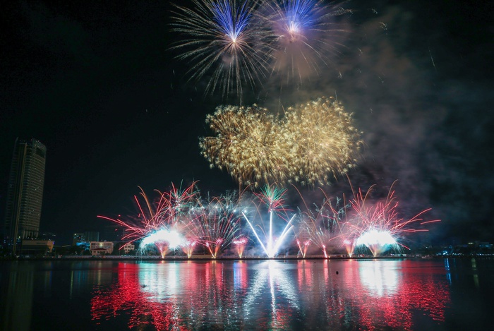 Đội Canada và Pháp kể chuyện tình yêu bằng pháo hoa trên bầu trời Đà Nẵng - Ảnh 15.