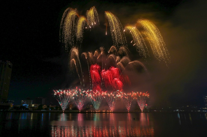 Đội Canada và Pháp kể chuyện tình yêu bằng pháo hoa trên bầu trời Đà Nẵng - Ảnh 4.
