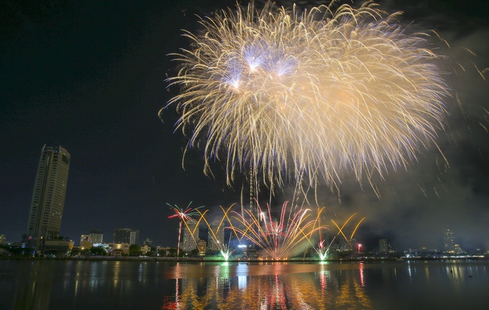Đội Canada và Pháp kể chuyện tình yêu bằng pháo hoa trên bầu trời Đà Nẵng - Ảnh 2.