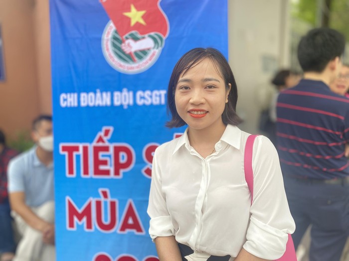 Ngày đầu thi vào lớp 10 Hà Nội: Có phụ huynh ngất xỉu, nhiều em đến trường thi sát giờ đóng cổng- Ảnh 16.