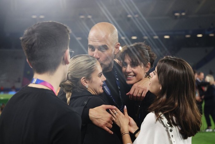 Người vợ tào khang gắn bó hơn 30 năm hạnh phúc chúc mừng chức vô địch của HLV Pep Guardiola