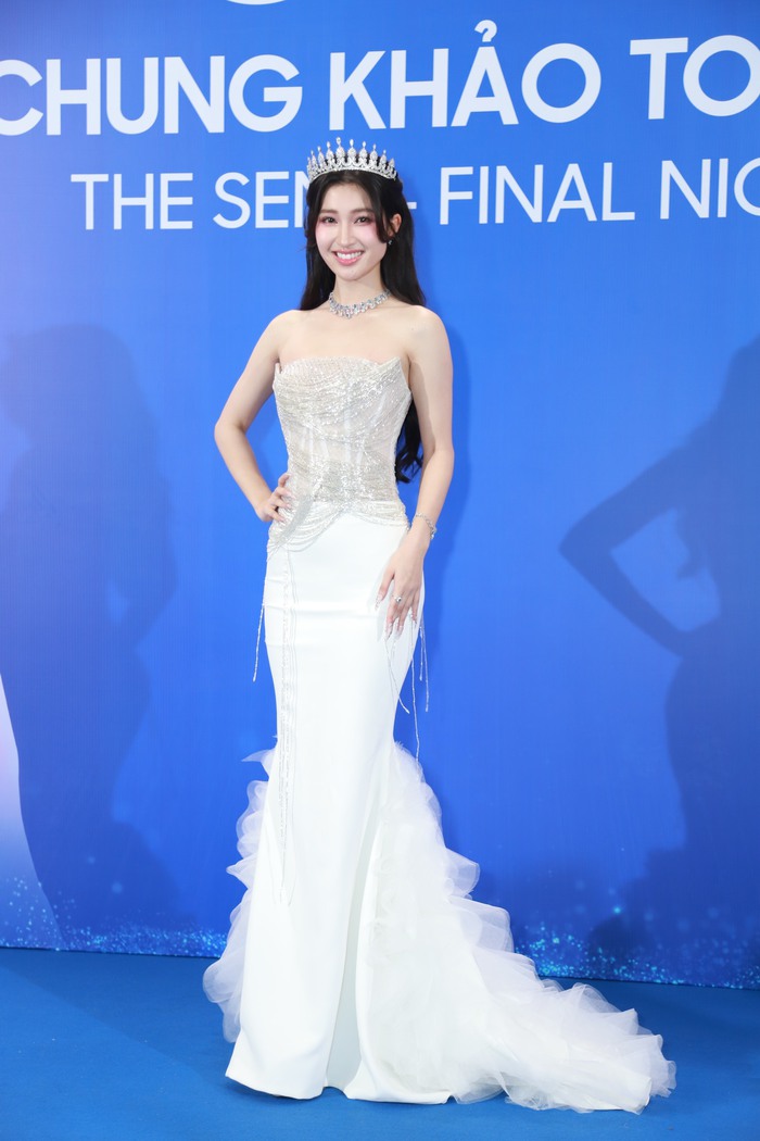 Tiểu Vy, Đỗ Hà cùng dàn Hoa - Á hậu đọ sắc trên thảm đỏ Chung khảo Miss World Vietnam - Ảnh 5.
