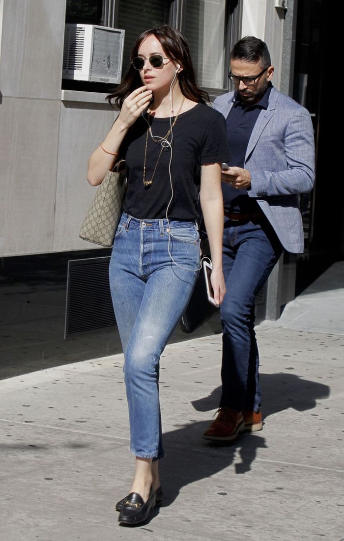 Phong cách diện quần jeans đơn giản mà đẹp của Dakota Johnson - Ảnh 9.