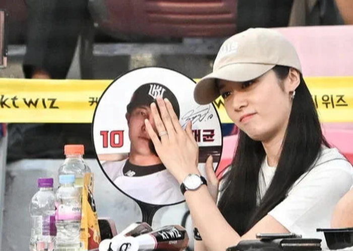 Khán giả bức xúc vì Jiyeon (T-ara) bị bình luận viên nam nhận xét như thế này khi đến ủng hộ ông xã thi đấu - Ảnh 1.