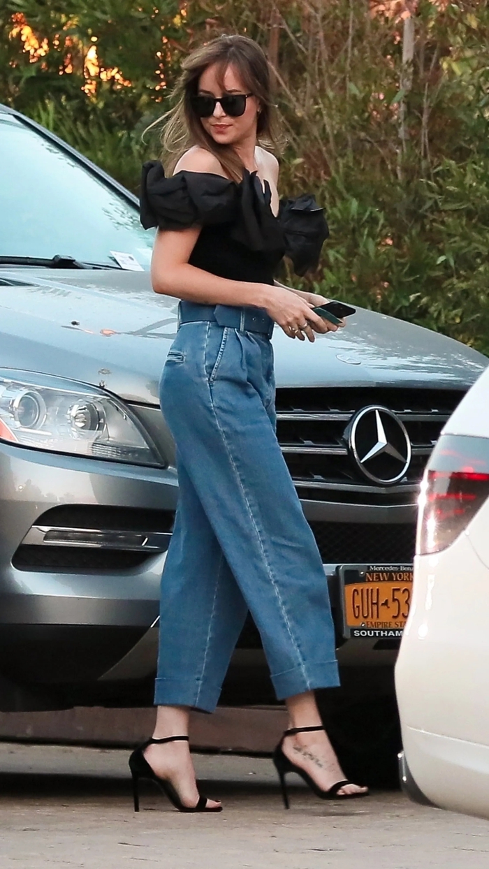 Phong cách diện quần jeans đơn giản mà đẹp của Dakota Johnson - Ảnh 8.