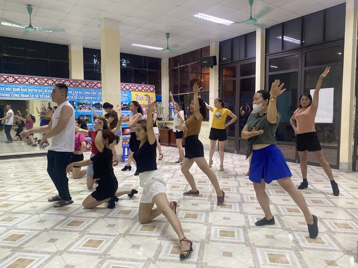 Điện Biên: Cổ động viên nhí tiếp sức cho mẹ tập luyện tham gia Hội thi dân vũ toàn quốc - Ảnh 2.