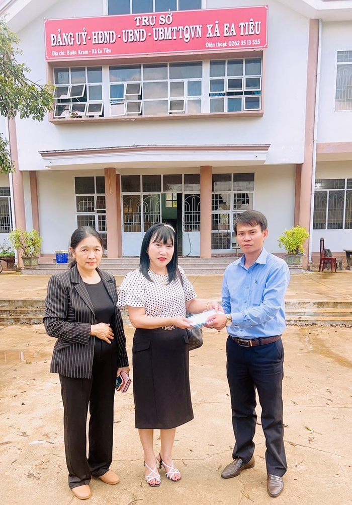 Vụ tấn công trụ sở Công an xã ở Đắk Lắk: Hội nữ Doanh nhân tỉnh thăm viếng, tặng quà gia đình liệt sĩ, người dân tử nạn - Ảnh 2.
