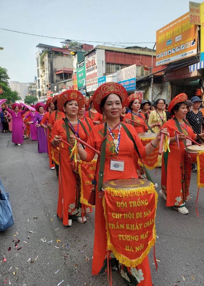 Phụ nữ trong phường tham gia biểu diễn Đội trống